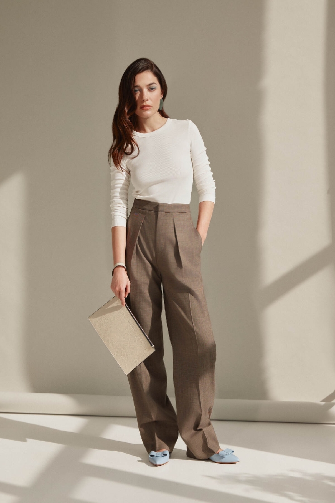 femeie care poartă un pouch bej 